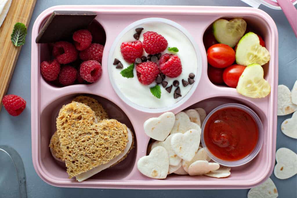 Kita Catering – Herzförmige Lunchbox mit Obst und Joghurt
