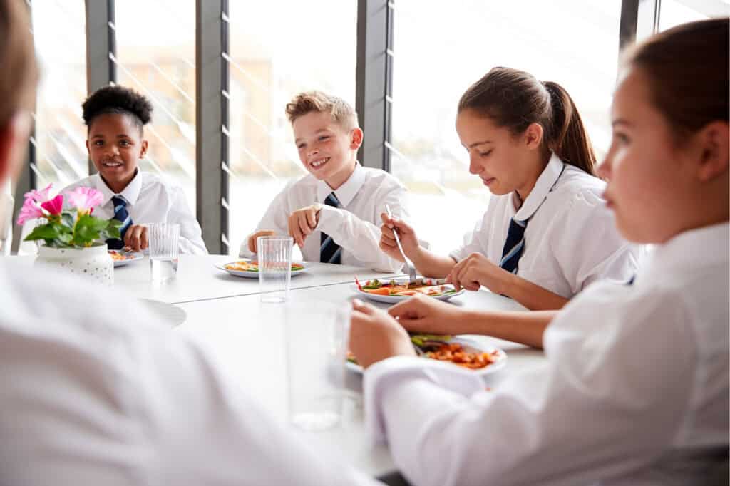 Schul Catering – Schüler beim gemeinsamen Mittagessen