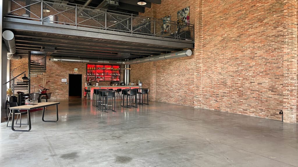 Vintage Eventlocation – Halle mit Bar Frontal
