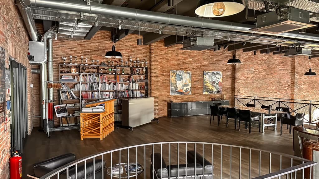 Vintage Loft – Galerie mit Bibliothek