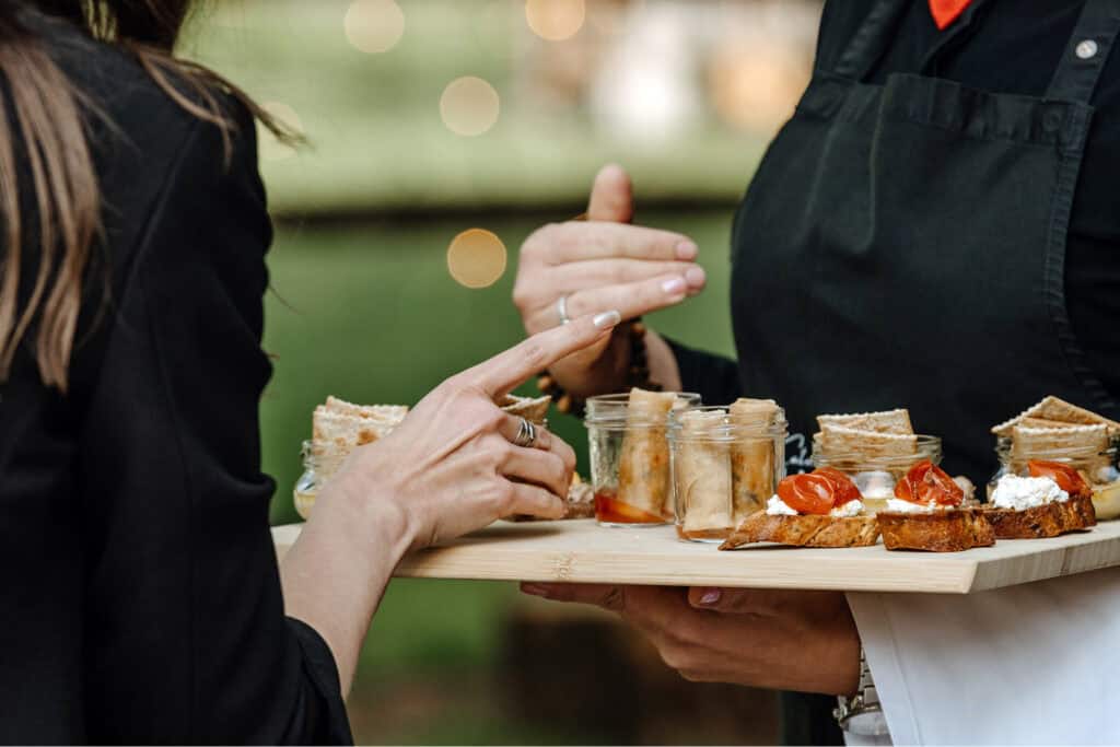 gast erhält Bruscetta Apetizer von Mainfood Catering Kellner
