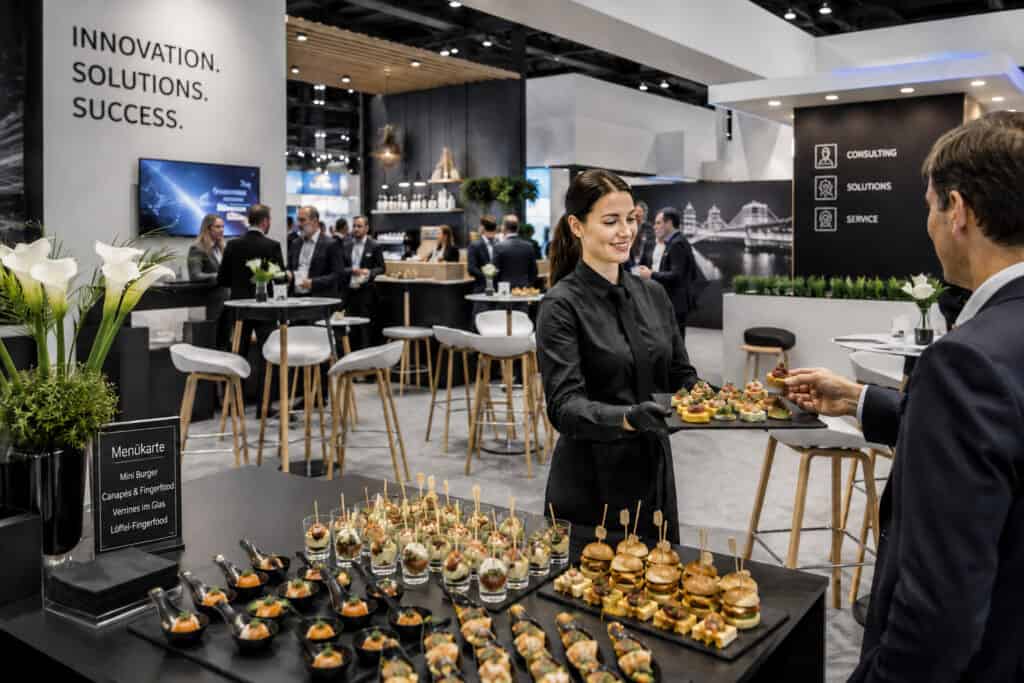 Ausstattung und Mobiliar für Messestand