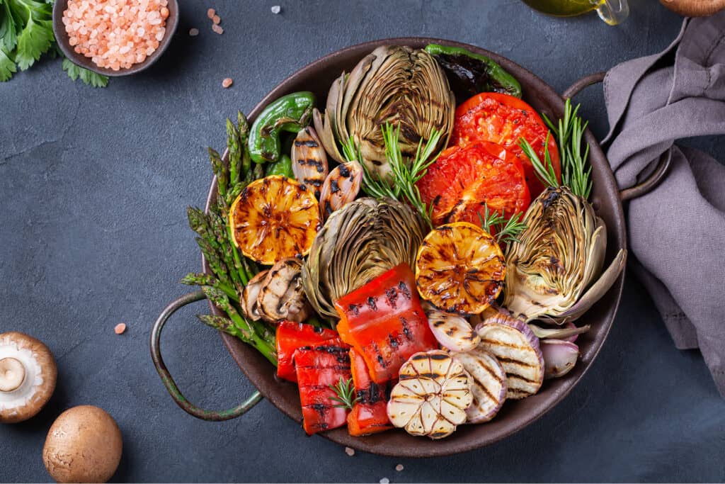 Gegrilltes gemüse mit Fenchel, Tomaten, Konblauch und Pilzen